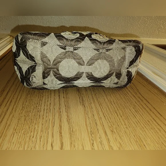 Like new vintage coach quilted singnature special edition hand bag see pics